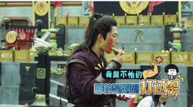 Khi đóng Sở Kiều truyện, nam diễn viên Đậu Kiêu đã ngất 2 lần trong một cảnh quay ngoài trời vì quá nóng. Sự khắc nghiệt của mùa hè cùng với bộ trang phục nhiều lớp khiến nhiều diễn viên rơi vào tình trạng sốc nhiệt. Vì vậy, các loại hoa quả mọng nước, có tính giải khát như dưa hấu thường được mang tới phim trường. Bi hai hau truong sao Hoa ngu mac co trang giua mua he hinh anh 4 anh5.gif