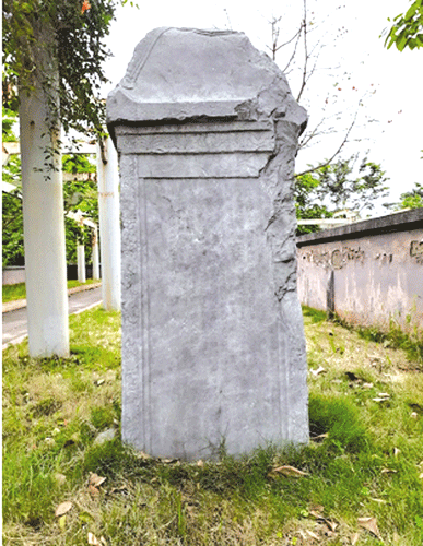 Mộ phần Tiến sĩ Đặng Đình Tướng (ảnh trái). Bia đá ghi công tích của Tiến sĩ Đặng Đình Tướng (ảnh giữa). Tấm bia &apos;Phụng sự bi kí&apos; do Tiến sĩ Đặng Đình Tướng soạn (ảnh phải).