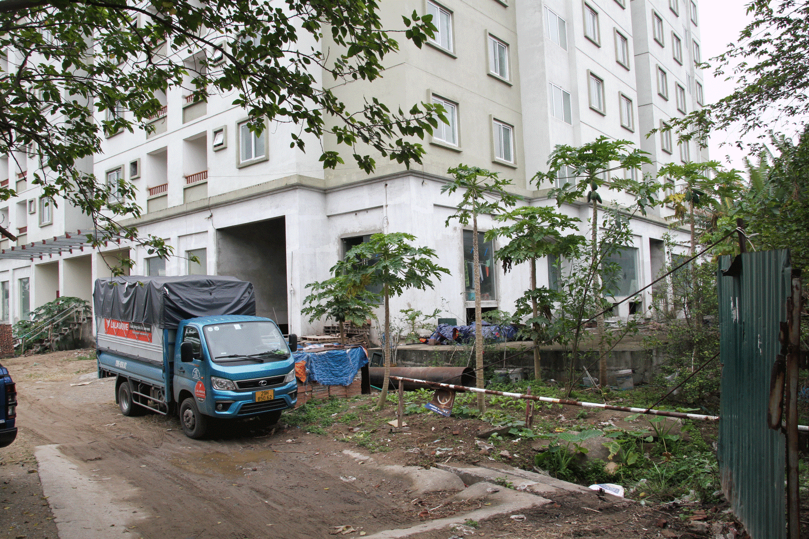 Dự án nhà tái định cư nằm tại ngõ 156 đường Tam Trinh (phường Yên Sở, Hoàng Mai). Dự án nhà tái định cư nằm tại ngõ 156 đường Tam Trinh (phường Yên Sở, Hoàng Mai).