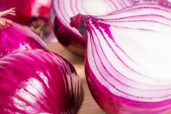 Chất quercetin trong hành tây giúp giảm mức cholesterol xấu, làm cho máu sạch hơn và giảm nguy cơ tắc nghẽn. (Ảnh: ITN)