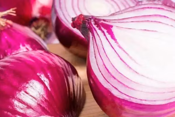 Chất quercetin trong hành tây giúp giảm mức cholesterol xấu, làm cho máu sạch hơn và giảm nguy cơ tắc nghẽn. (Ảnh: ITN)
