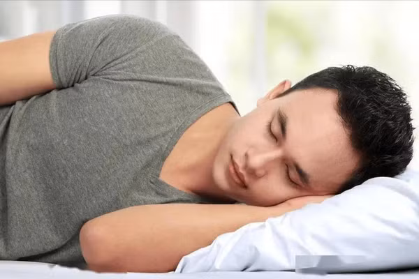 Nằm nghiêng có thể có lợi cho quá trình loại bỏ chất thải của não, quá trình này hoạt động rất mạnh vào ban đêm. (Ảnh: ITN).