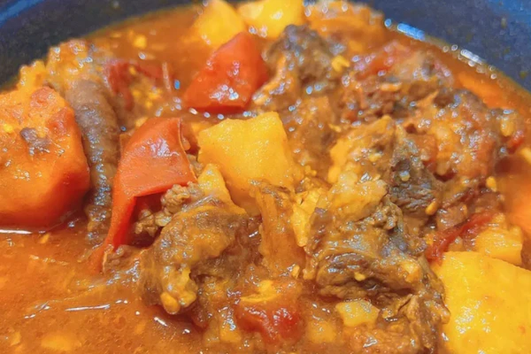 Thịt bò giàu sắt và protein, kết hợp với rau củ sẽ bổ dưỡng và cân bằng hơn. (Ảnh: ITN)