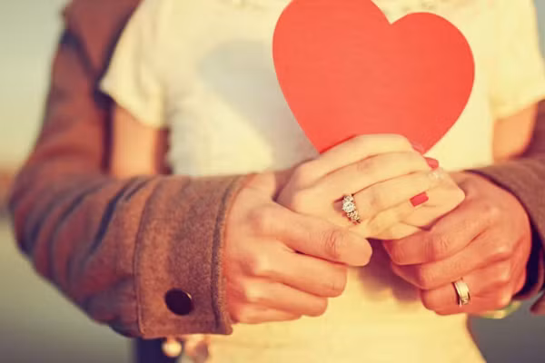 Trong cuộc sống hôn nhân, vợ chồng cần cùng nhau chia sẻ trách nhiệm gia đình. (Ảnh: ITN).