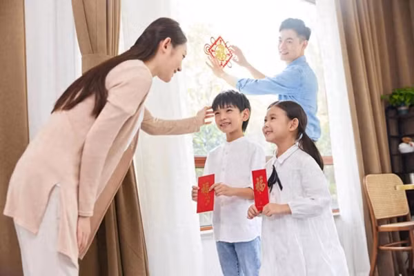 Đối với trẻ em, Tết không chỉ là dịp nghỉ học, nhận lì xì mà còn là cơ hội quan trọng để học hỏi và trải nghiệm văn hóa truyền thống. (Ảnh: ITN)