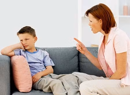 Nên học cách tự nhìn nhận lại bản thân, đừng trở thành kiểu cha mẹ khiến con ghét. (Ảnh: ITN).