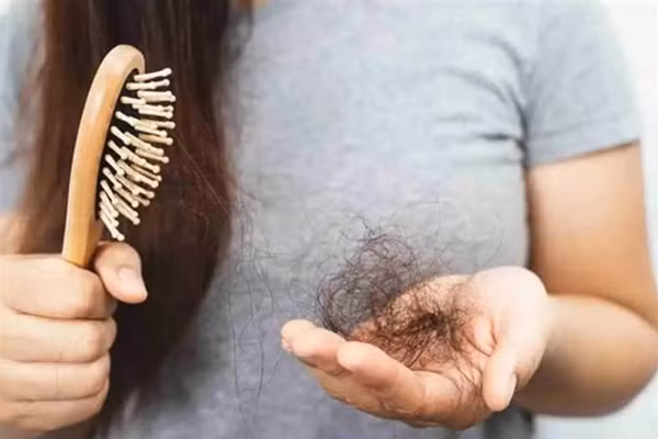 Tóc thưa, không bóng mượt, móng tay dễ gãy, móng nổi gờ và khô, da khô đều là những dấu hiệu ban đầu của việc thiếu protein. (Ảnh: ITN).