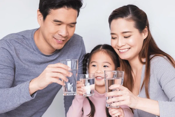 Để duy trì chức năng sinh lý bình thường của cơ thể, mỗi ngày bạn cần uống đủ lượng nước. (Ảnh: ITN)