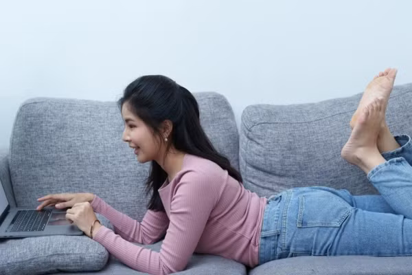 Cảnh báo hiểm họa sức khỏe với người ‘cày’ phim suốt ngày đêm