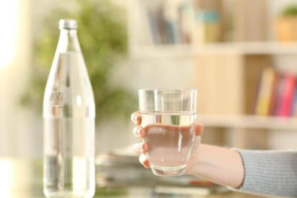 Nước đun sôi để nguội có thể uống hay không sau khi để lâu phụ thuộc vào nhiều biến số. (Ảnh: ITN)