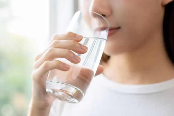 Thói quen uống nước ấm lúc sáng sớm khi còn đói có thể cải thiện tình trạng da, giảm mệt mỏi… (Ảnh: ITN).