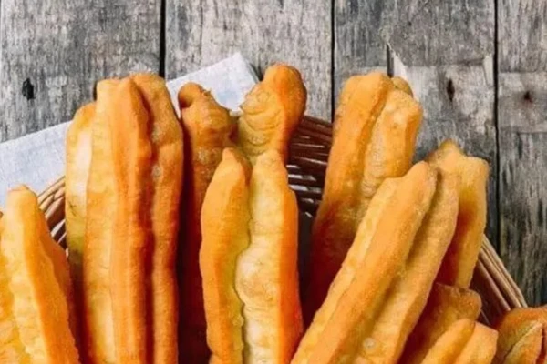 Thường xuyên ăn thức ăn chiên không chỉ dễ gây béo phì mà còn dẫn đến tích tụ mỡ trong cơ thể, ảnh hưởng đến chuyển hóa và nội tiết, từ đó làm tăng tốc độ lão hóa của cơ thể. (Ảnh: ITN)