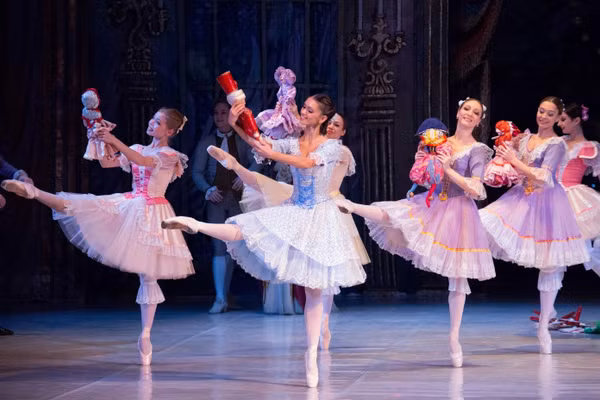 Ballet Nga hòa nhịp giao hưởng trên sân khấu Nhà hát Hồ Gươm