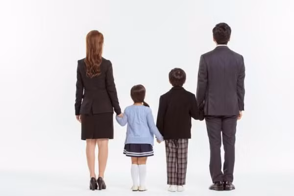 Đối xử với các con một cách hòa thuận, đặc biệt là sau khi tái hôn, đã trở thành nỗi băn khoăn và thách thức của nhiều người. (Ảnh: ITN).