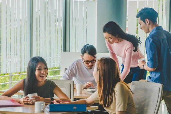 Nhìn bề ngoài, một số người trẻ hiện nay không còn xin tiền cha mẹ một cách lộ liễu như trước đây, nhưng thực chất, họ vẫn tận hưởng sự hỗ trợ tài chính từ cha mẹ. (Ảnh: ITN).