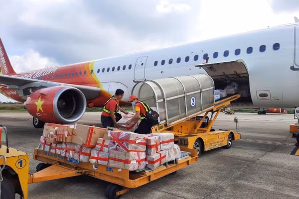Vietjet đã triển khai chương trình vận chuyển miễn phí toàn bộ hàng hóa, nhu yếu phẩm cứu trợ đến người dân vùng bão lũ.