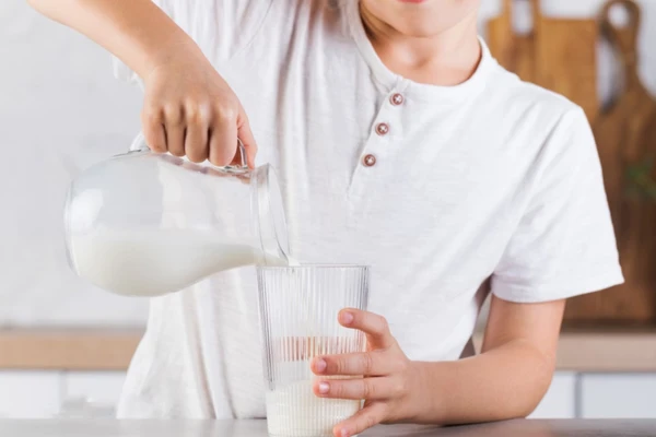Protein và chất béo trong sữa có hàm lượng cao, uống lâu dài với lượng lớn có thể làm tăng gánh nặng cho đường tiêu hóa. (Ảnh: ITN)