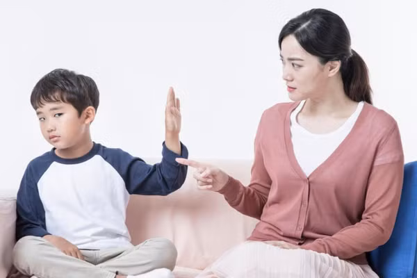 Cha mẹ cần chú ý truyền đạt cho trẻ tầm quan trọng của việc tôn trọng và thấu hiểu. (Ảnh: ITN)
