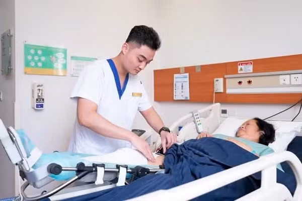 Sau phẫu thuật, bệnh nhân được tập luyện theo chương trình phục hồi chức năng bài bản.