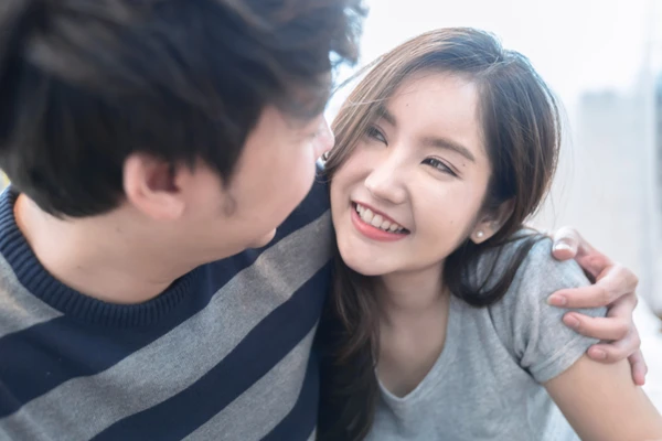 Khen ngợi đàn ông không phải chỉ đơn giản là nói lời ngọt ngào hay ánh mắt lấp lánh. (Ảnh: ITN)