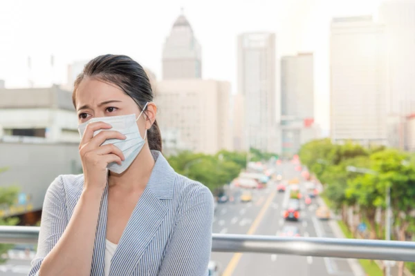 Ở trong môi trường ô nhiễm không khí, bụi bẩn, hóa chất,... trong thời gian dài sẽ kích thích đường hô hấp, gây ra ho khan. (Ảnh: ITN)