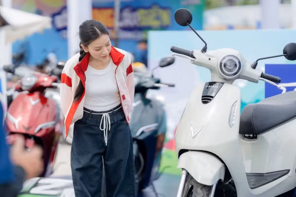 Evo Grand Lite: Nữ sinh khen 'đẹp mê mẩn', cốp rộng, đi học đi chơi đều tiện