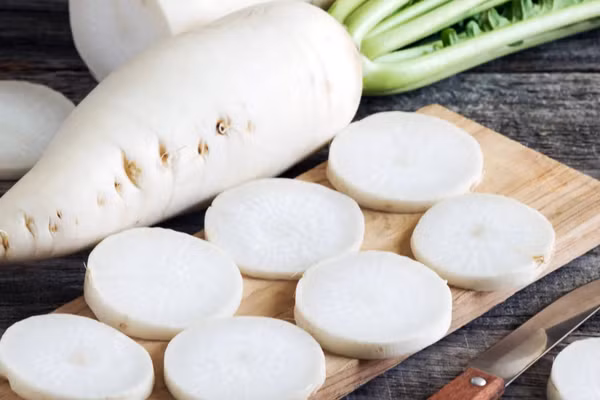 Vị cay của củ cải trắng có thể kích thích nhẹ niêm mạc đường tiêu hóa, thúc đẩy bài tiết dịch vị và dịch ruột, đồng thời tăng nhu động ruột. (Ảnh: ITN).
