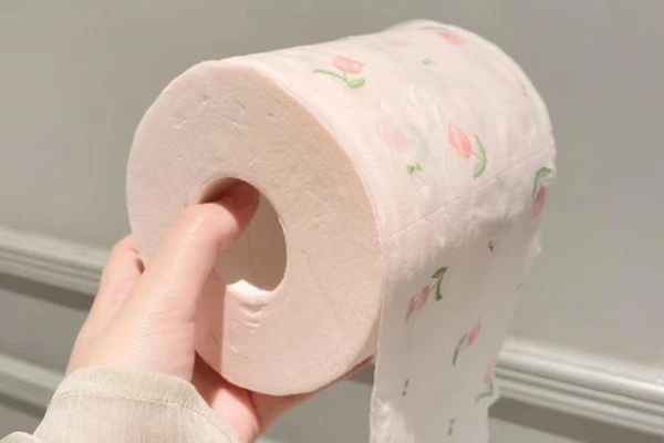 Dù là khăn giấy, giấy cuộn hay giấy đóng túi, thực ra đều có hạn sử dụng, thường là 2-3 năm. (Ảnh: ITN)