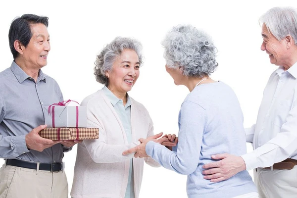 Có những mối quan hệ thông gia thân thiết như người một nhà. (Ảnh: ITN)