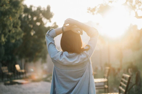 Tắm nắng có vẻ rất đơn giản, nhưng thực ra nó có cơ sở khoa học và giá trị tâm lý. (Ảnh: ITN)