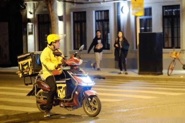 Khi đã quen với công việc mới, anh nghĩ chỉ cần cố gắng thêm một chút, một tháng kiếm 7-8 triệu chắc chắn không thành vấn đề. (Ảnh: ITN)