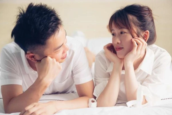 Cuộc sống và tình yêu nhỏ bé đan xen vào nhau, từ từ kéo tình yêu xuống, thứ cảm xúc màu hồng dần bị chìm trong cuộc sống bình thường. (Ảnh: ITN)