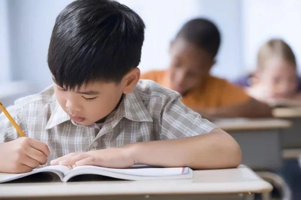 Để bước vào cuộc sống học tập nhanh chóng của trường, phương pháp thích nghi hiệu quả nhất là theo nhịp điệu của trường, học đúng giờ, ngủ đúng giờ, không tìm lý do để trì hoãn thời gian. (Ảnh: ITN).