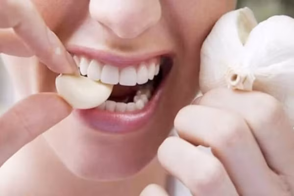 Nếu bạn ăn tỏi khi đói, niêm mạc dạ dày sẽ như "người không mặc áo mưa chạy trong dầu ớt". (Ảnh: ITN)