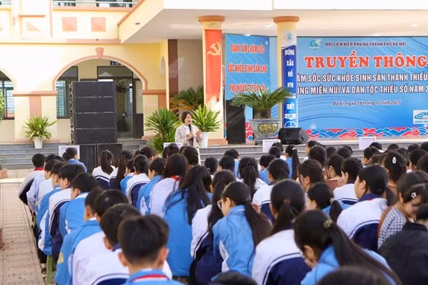 Hoạt động truyền thông chăm sóc sức khỏe sinh sản thanh thiếu niên được tổ chức tại Trường THCS Minh Quang, xã Ba Vì (Hà Nội). Ảnh BVPSHN