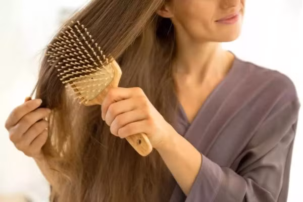 Lợi ích bất ngờ khi chải tóc mỗi ngày