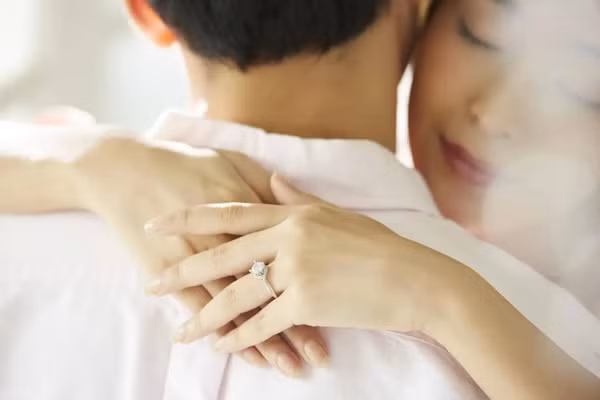 Nhiều đàn ông nghĩ rằng ngoại tình là lỗi mà đàn ông nào cũng có thể mắc phải. (Ảnh: ITN).