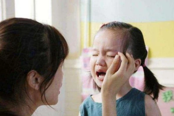 Cảm xúc của trẻ chịu ảnh hưởng sâu sắc từ cha mẹ. (Ảnh: ITN)