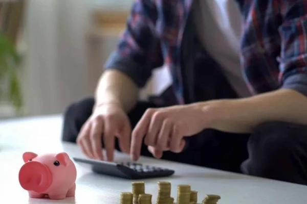 Nếu không muốn nghèo bền vững, chúng ta phải quản lý tốt dòng tiền. (Ảnh: ITN).