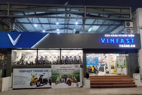 Công ty CP Đầu tư & Phát triển Thương mại Tràng An do anh Khang làm Chủ tịch HĐQT đang vận hành 4 đại lý xe máy điện VinFast tại trung tâm Hà Nội