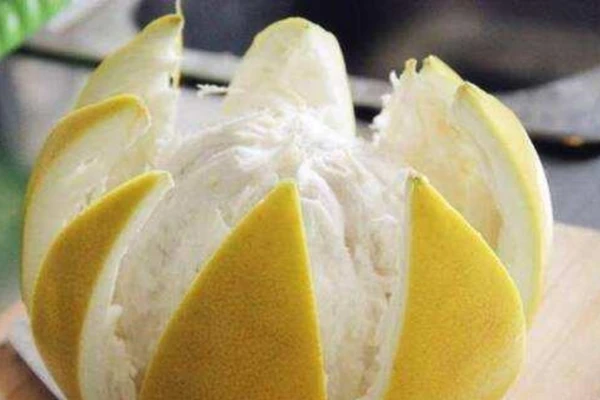Khử mùi là phương pháp tái sử dụng vỏ bưởi phổ biến nhất. (Ảnh: ITN).