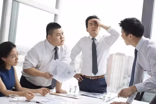 Văn phòng không phải là chốn bình yên, giữa người với người luôn tồn tại những cuộc cạnh tranh âm thầm. (Ảnh: ITN)