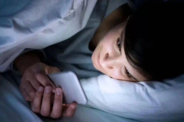 Chơi điện thoại hay nhìn màn hình máy tính trong thời gian dài, đặc biệt là buổi tối, thực sự sẽ khiến não liên tục làm việc dưới áp lực cao. (Ảnh: ITN)