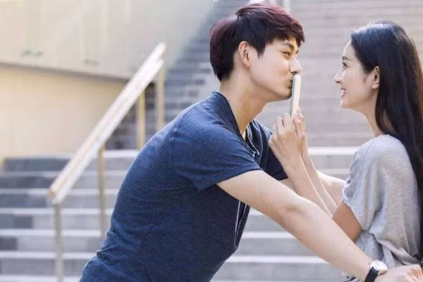 Tình yêu không thể đồng nhất với tiền bạc. (Ảnh: ITN)