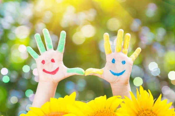 Khi thời tiết đẹp, hãy ra ngoài phơi nắng, vận động nhiều và gần gũi với thiên nhiên. (Ảnh: ITN)