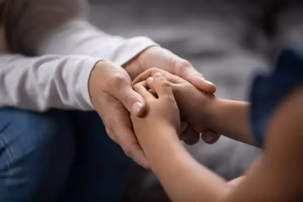 Từ xin lỗi đến việc tự nhìn nhận, đó là một bước tiến lớn trong quá trình trưởng thành của trẻ. (Ảnh: ITN).