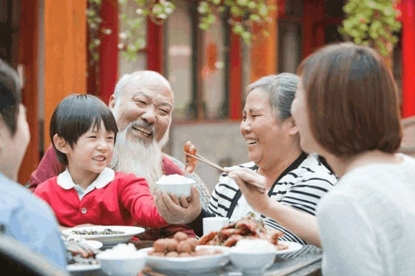 Ăn uống không đúng cách, có thể gây ra một loạt các vấn đề sức khỏe nghiêm trọng. (Ảnh: IT)