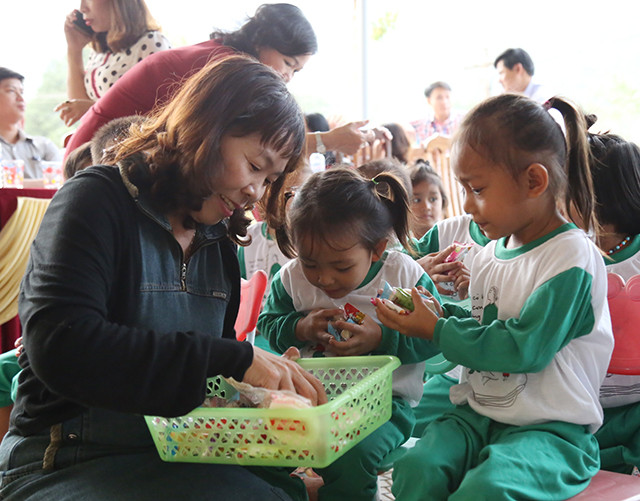 Bánh kẹo được chia cho học sinh vùng khó