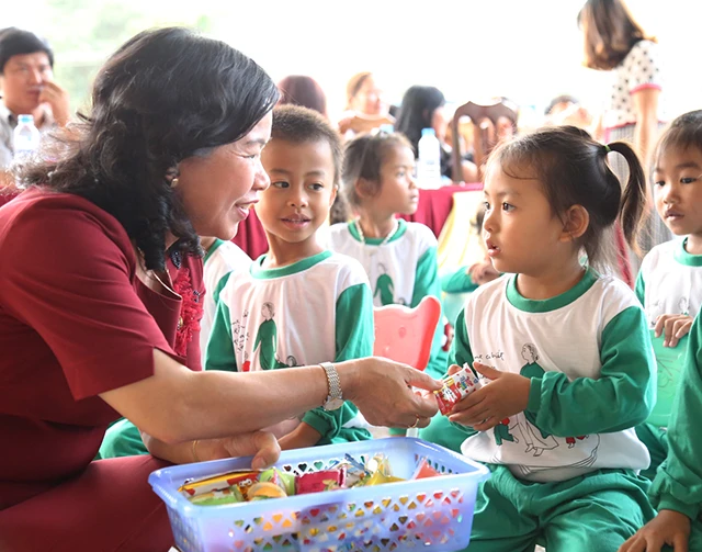 Bà Nguyễn Thị Thu Thủy, phó giám đốc Sở GD&ĐT tỉnh Quảng Trị cùng học sinh trường Mầm non xã A Vao huyện Đăkrông.