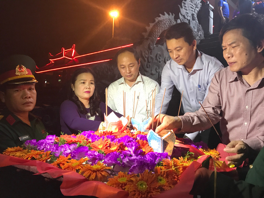 Lãnh đạo ngành GD&ĐT tỉnh Quảng Trị dâng hương, hoa tri ân các anh hùng liệt sĩ